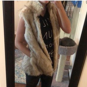 Me Jane vest like new medium light brown fur